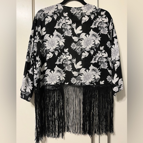 Floral Cropped kimono with fringe - Picture 3 of 4